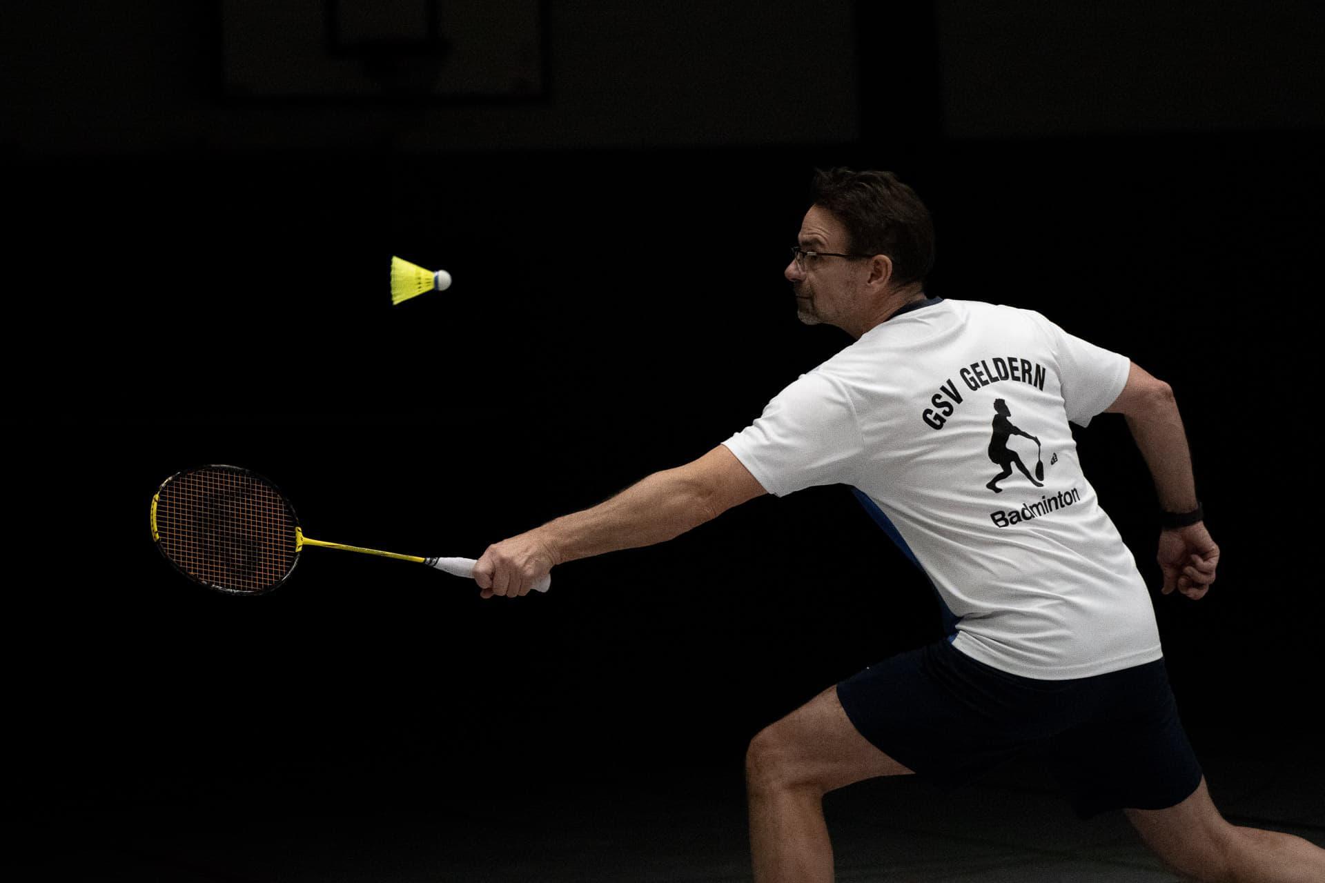 Badmintonspieler des GSV Geldern im weiten Ausfallschritt, den Schläger nach dem gelben Federball ausgestreckt