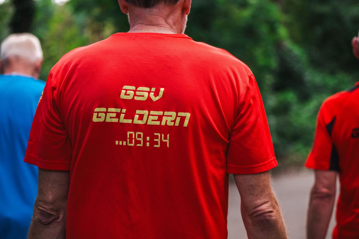 Rückenansicht eines roten Vereinsshirts mit dem Schriftzug „GSV Geldern 09/34“