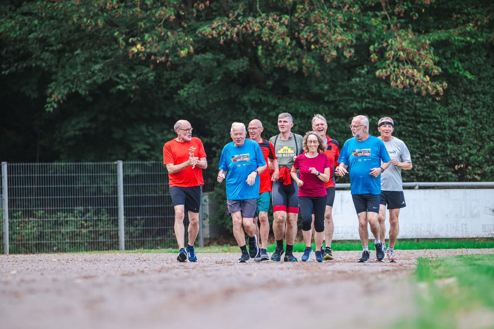Die Mittwochsgruppe der Laufabteilung des GSV Geldern läuft gemeinsam den Weg am Gelderlandstadion entlang