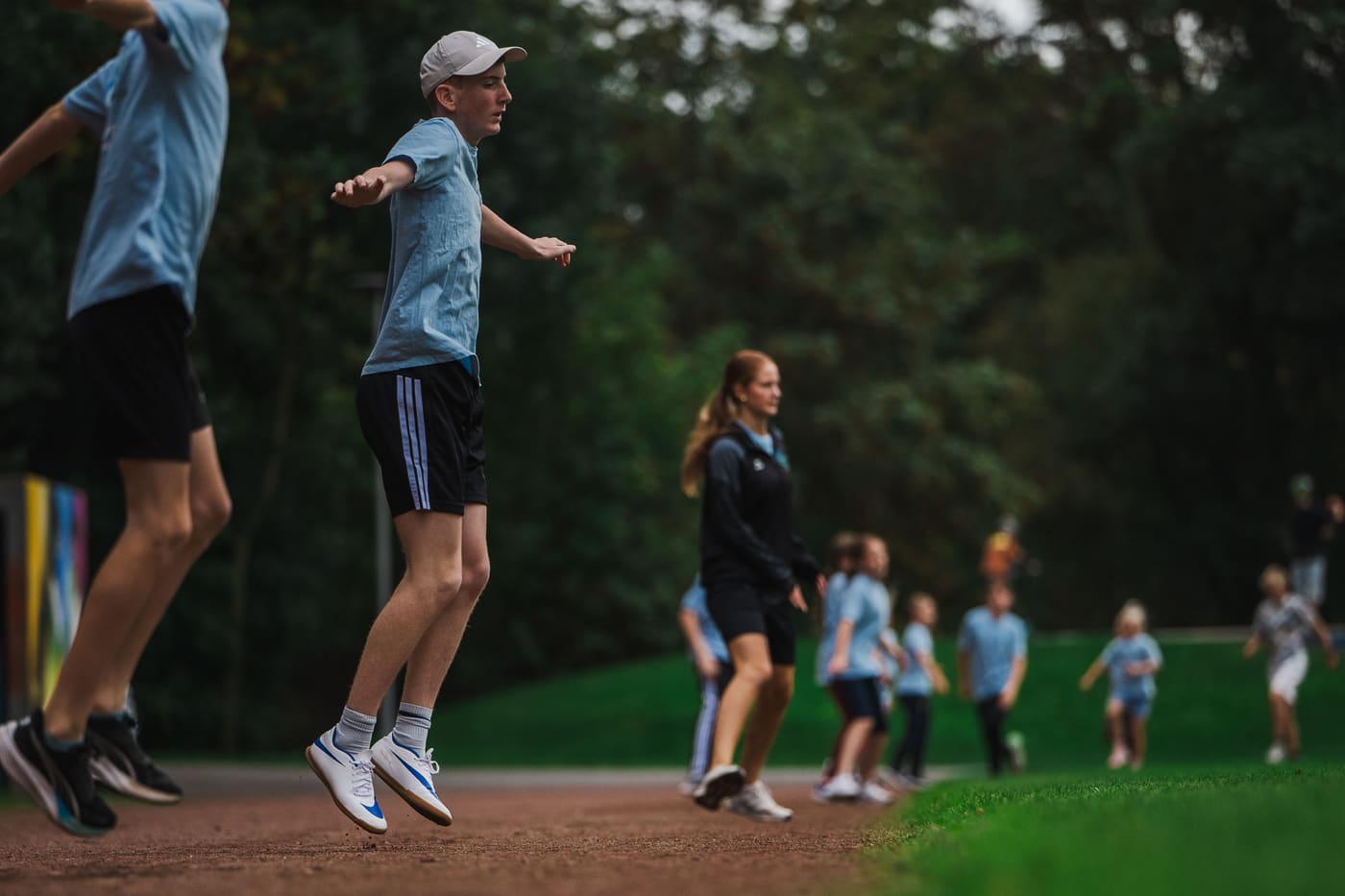 Zwei Sportler sind beim Lauf-ABC gleichzeitig vom Boden abgesprungen