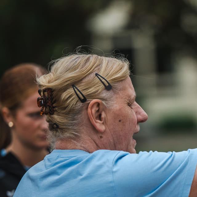 Monika Röckert im Vereinsshirt der Leichtathletik-Abteilung beim Training