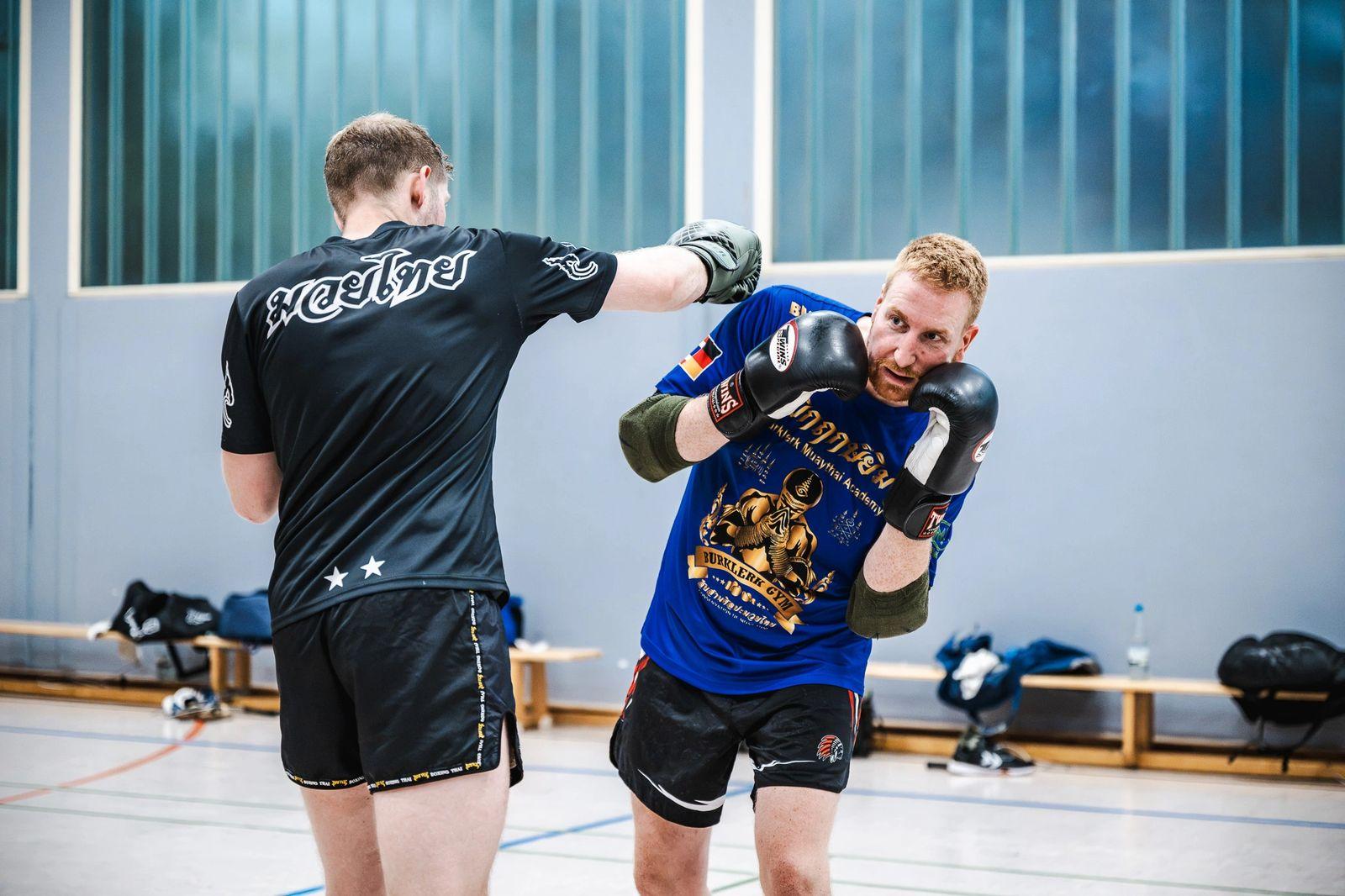 Zwei Sportler beim lockeren Sparring in der Halle