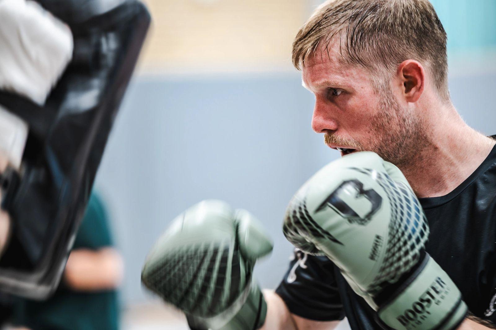 Nahaufnahme eines Sportlers hinter seinem Boxhandschuh