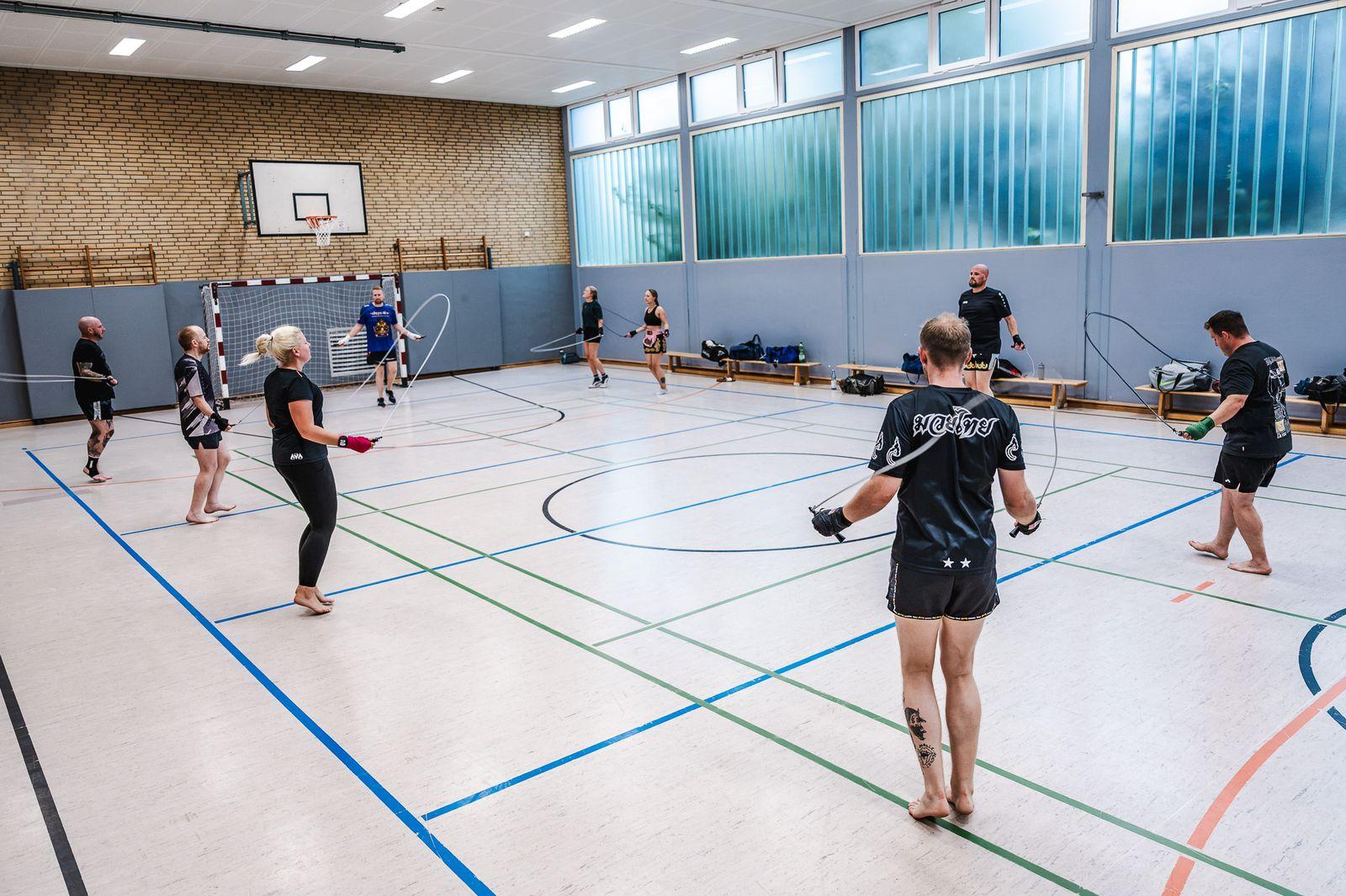 Blick in die Halle: ein Sportler beim Schattenboxen