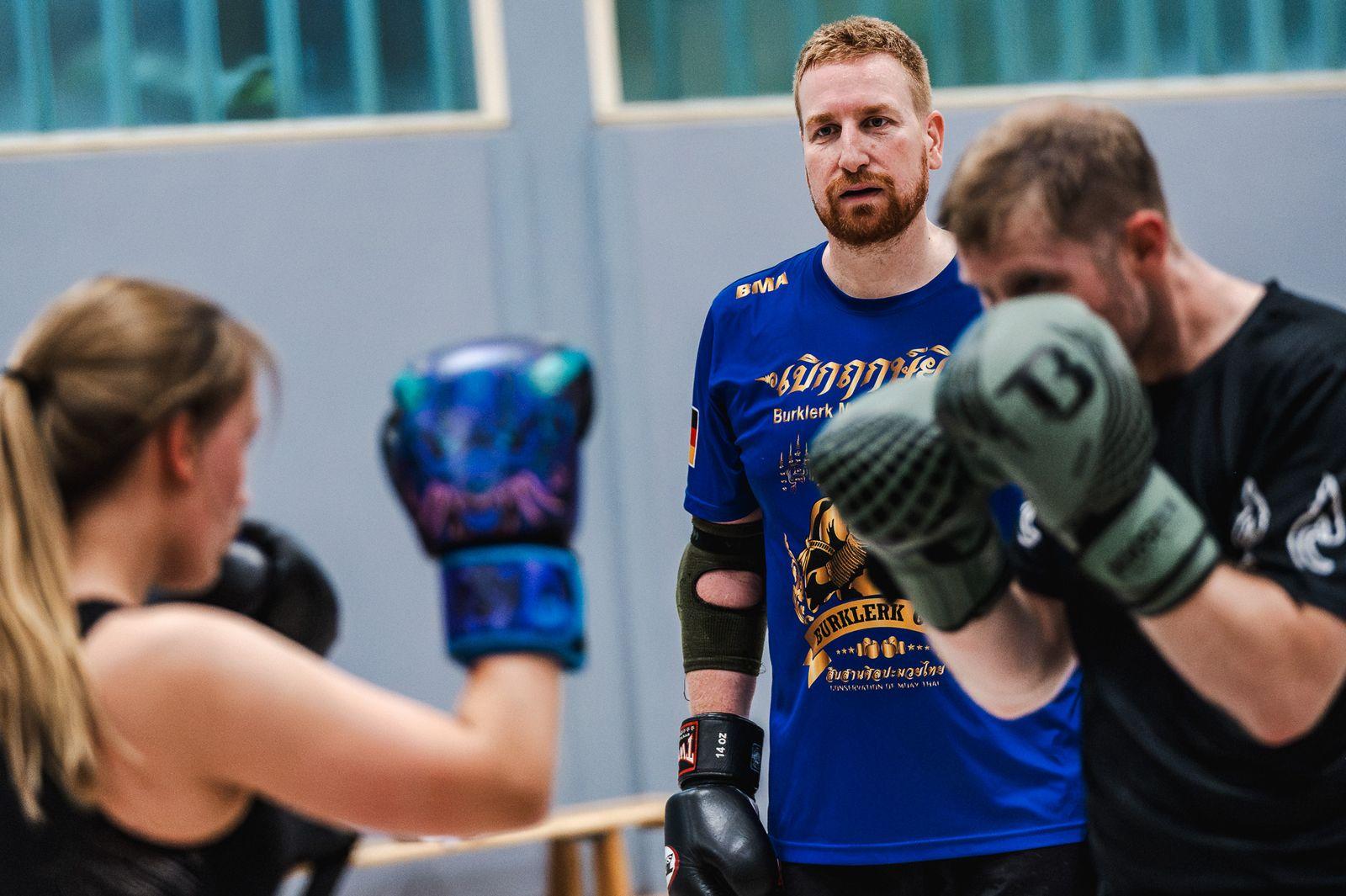 Sportler im blauen Trikot während des Trainings
