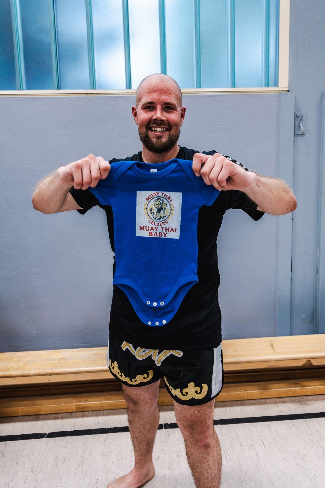 Sportler hält das Trikot der Muay-Thai-Abteilung hoch