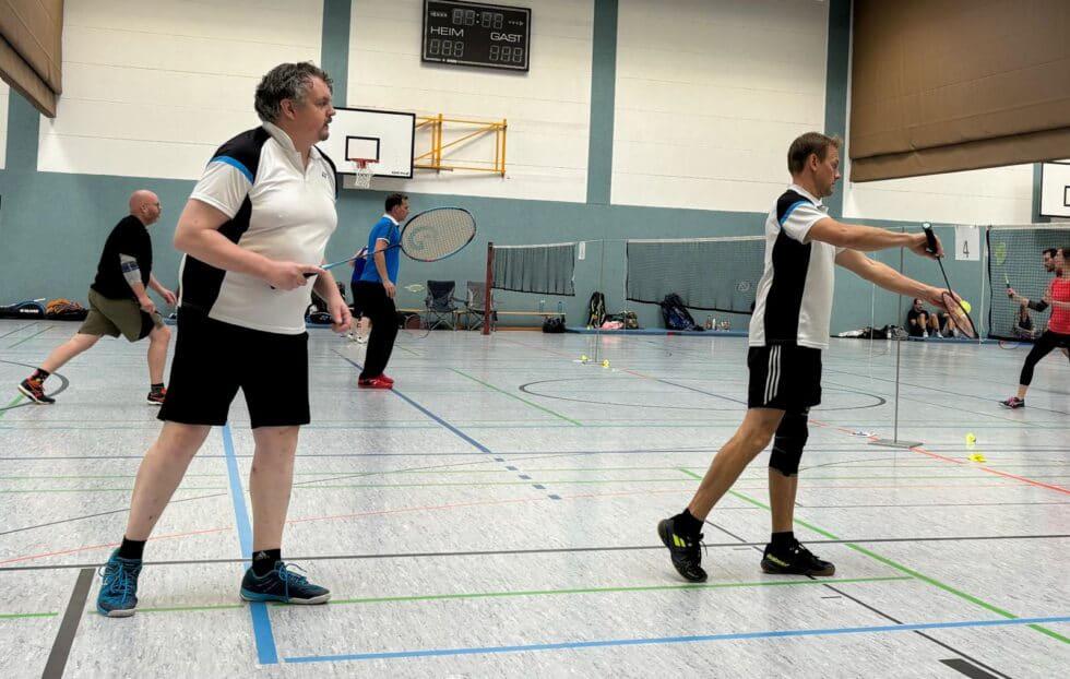Zwei Spieler beim Ballwechsel während des Badminton Cups