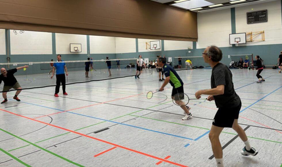 Blick in die Halle mit mehreren bespielten Feldern