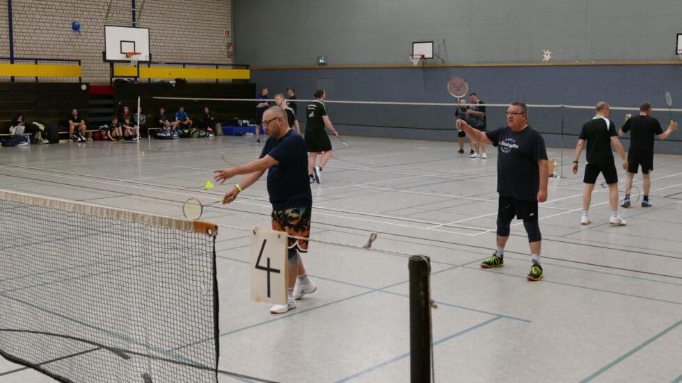 Blick in die Mehrzwecksporthalle mit mehreren Badmintonfeldern