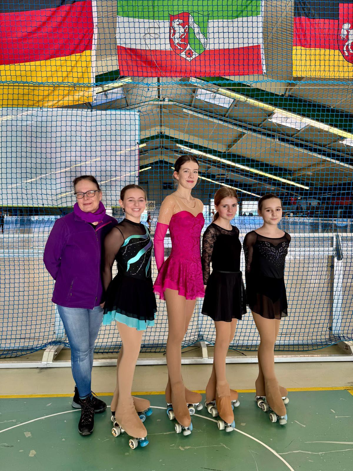 Fünf Rollkunstläuferinnen des GSV Geldern mit ihrer Trainerin in der Halle