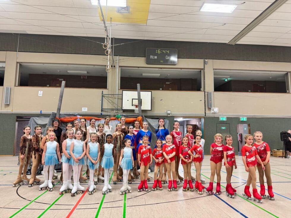 Die Showgruppe in farbigen Kostümen zur Rollschuhshow „Die vier Elemente“