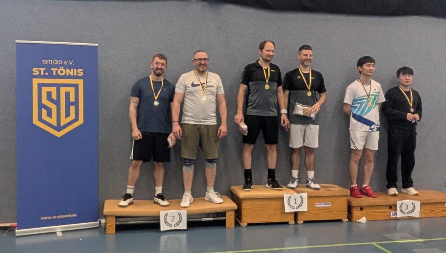 Vier Spieler mit Medaillen auf dem Siegertreppchen des SC Cups