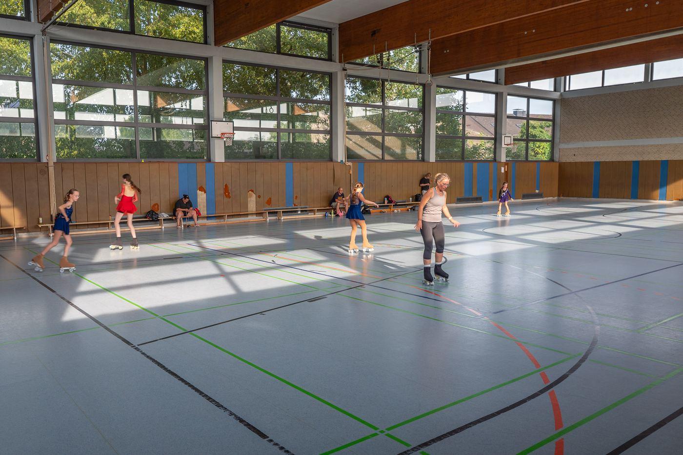 Blick in die Halle mit mehreren jungen Läuferinnen