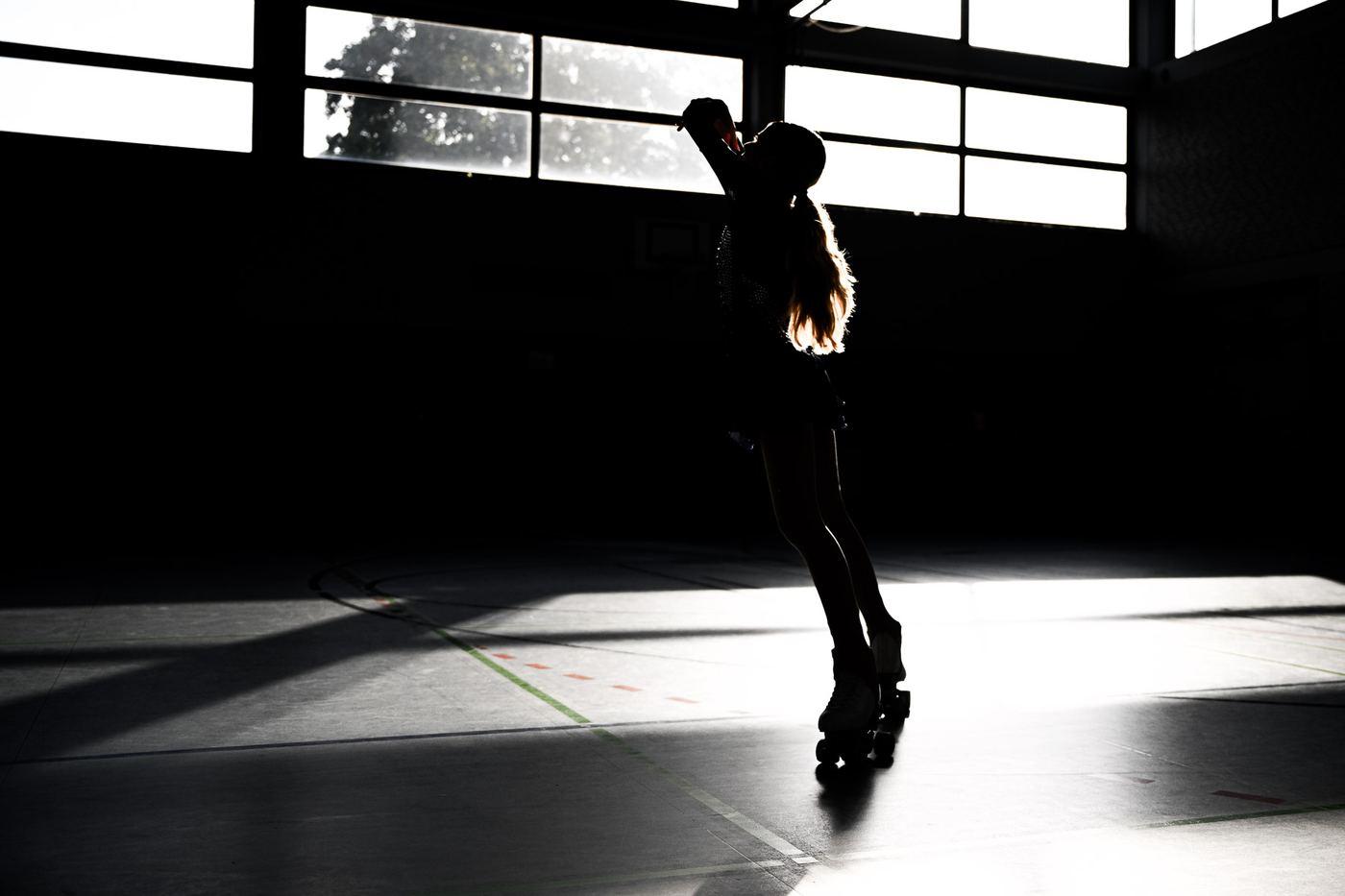 Silhouette einer Läuferin vor dem Hallenfenster