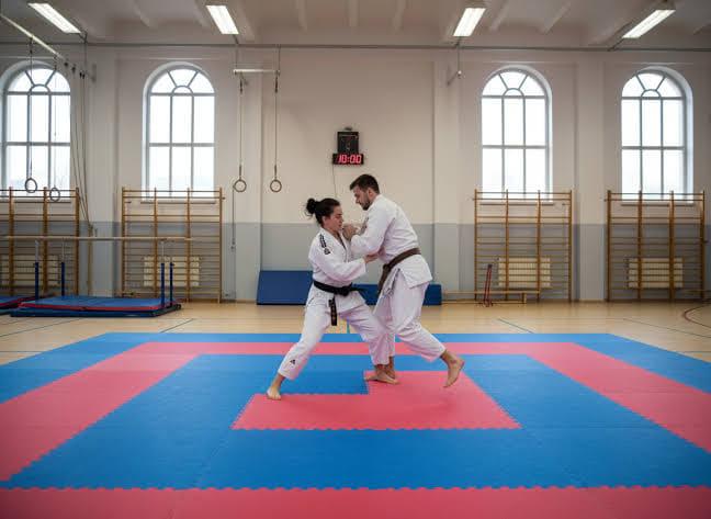 Zwei Trainierende üben eine Ju-Jutsu-Technik auf der Matte