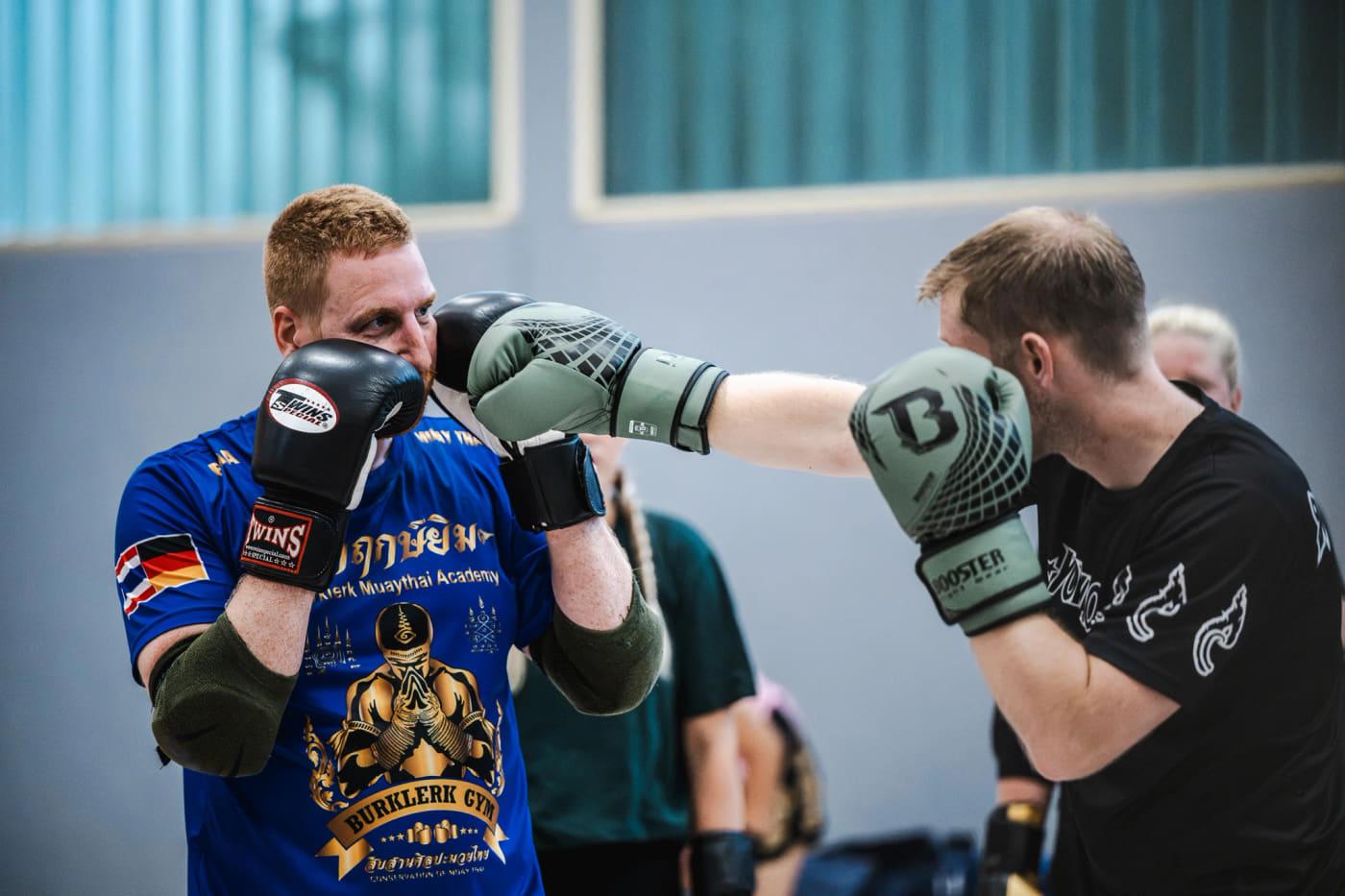 Zwei Muay-Thai-Sportler beim Sparring mit Boxhandschuhen