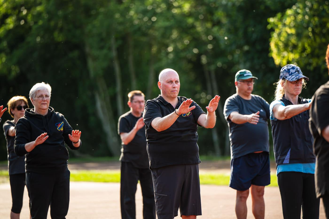 Tai-Chi-Gruppe des GSV Geldern übt eine Form im Freien