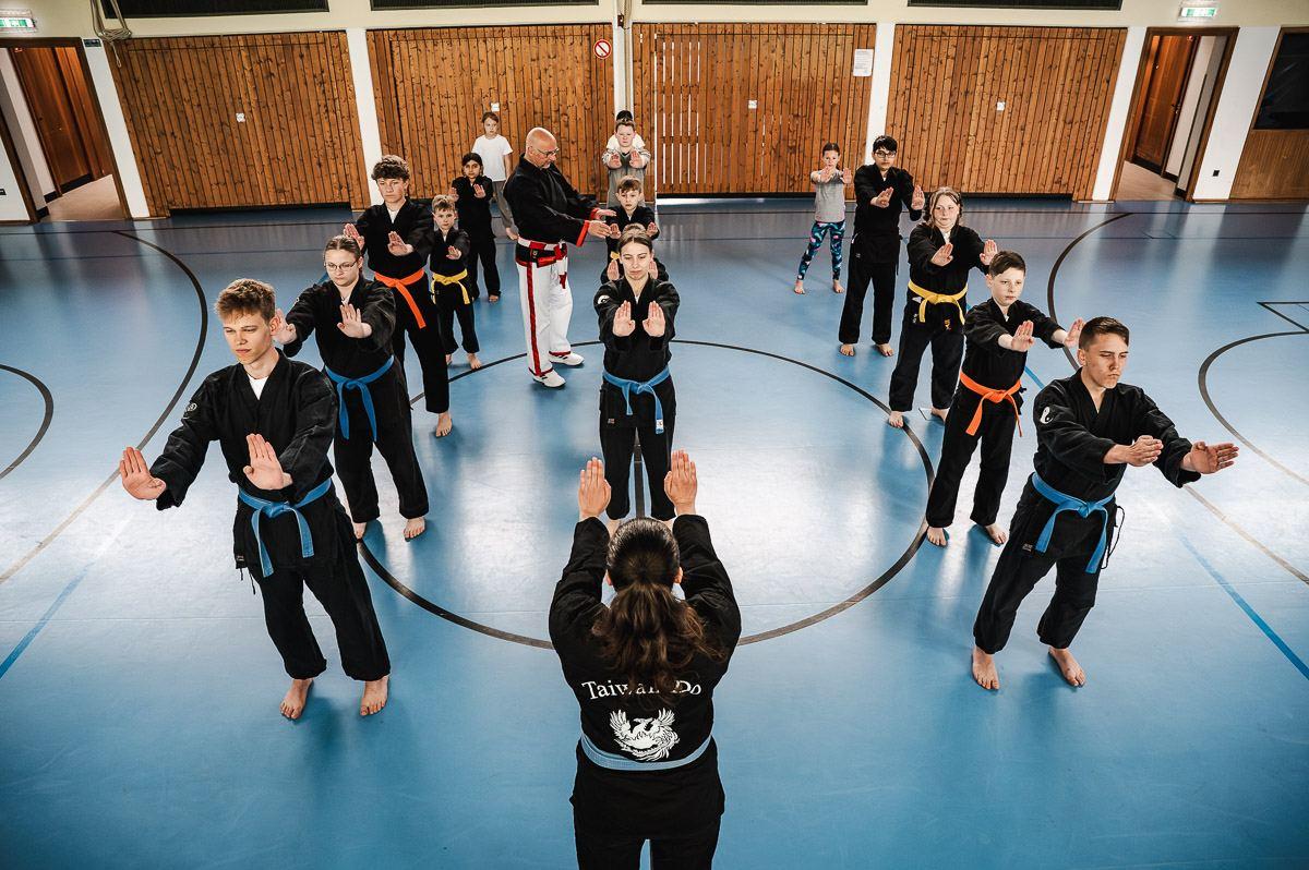 Die Trainingsgruppe steht im Kreis in der Halle